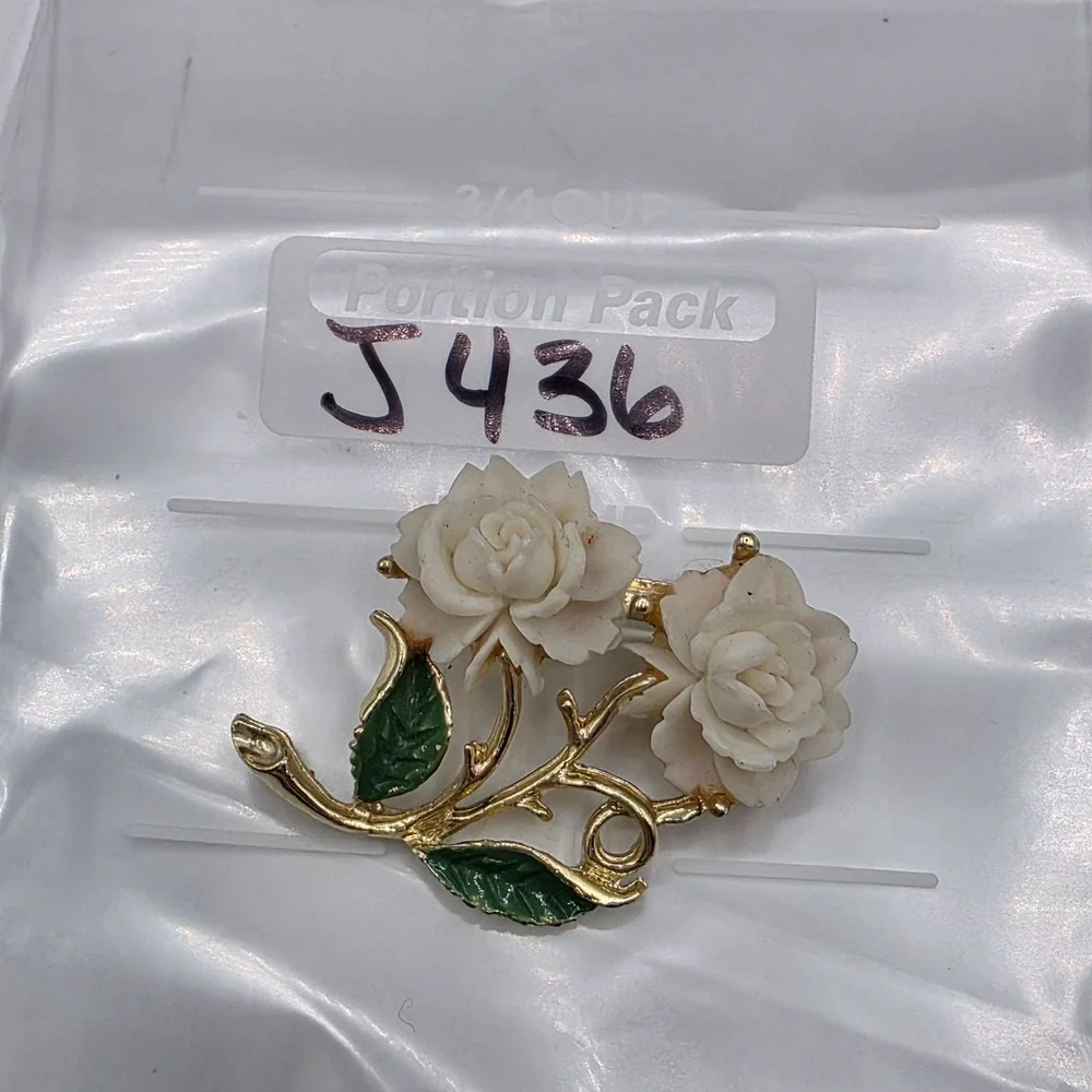 Vintage Rose Flower Brooch‎ Pin Gold Tone Carved Lucite Leaves Green Estate